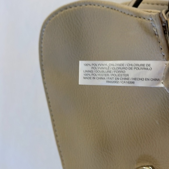 Liz Claiborne arm purse/clutch with removable 24” strap & magnetic snap closure - Picture 10 of 12